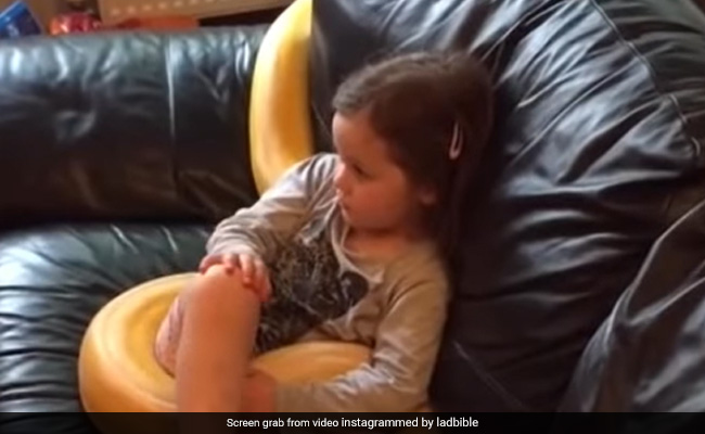 अजगर के साथ सोफे पर बैठी टीवी देख रही थी छोटी बच्ची, तभी अजगर ने खोल दिया मुंह और फिर...