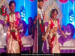 दुल्हन ने स्टेज पर किया ऐसा ताबड़तोड़ डांस, कूद-कूदकर लगी नाचने, देखकर फटी रह गईं दूल्हे की आंखें दुल्हन ने स्टेज पर किया ऐसा ताबड़तोड़ डांस, कूद-कूदकर लगी नाचने, देखकर फटी रह गईं दूल्हे की आंखें