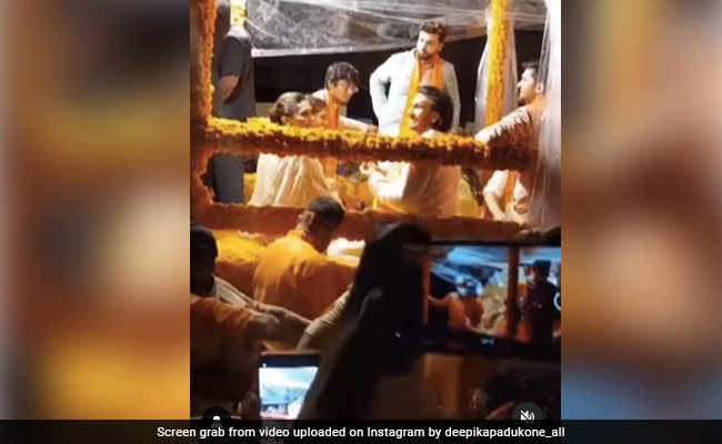 Ganesh Chaturthi 2022: Deepika Padukone And Ranveer Singh Join The Ambanis For Visarjan