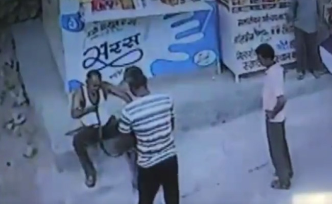 Video: रेस्क्यू के बाद झोले में घुसने से पहले सांप ने मारी ऐसी फूंकार मिनटों में हो गई मौत