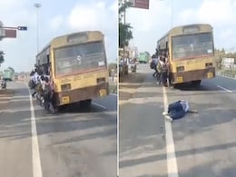 स्कूली बच्चों से खचाखच भरी थी बस, चलती बस से अचानक गिर गया मासूम, कमजोर दिल वाले न देखें VIDEO स्कूली बच्चों से खचाखच भरी थी बस, चलती बस से अचानक गिर गया मासूम, कमजोर दिल वाले न देखें VIDEO