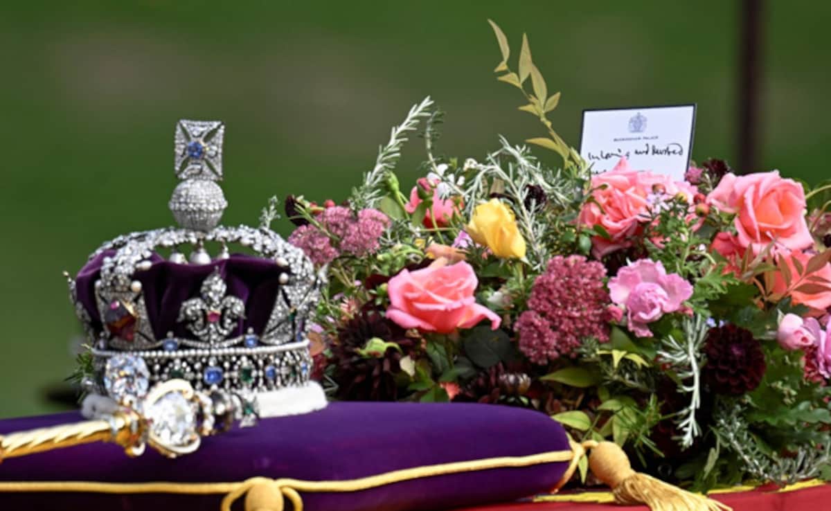 Protesters Throw Food At Britain's Crown Jewels, 4 Arrested