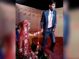 स्टेज पर दूल्हे की इस भूल ने दुल्हन को शर्मिंदा होने पर कर दिया मजबूर, लोग बोले- कमाल है भाई! स्टेज पर दूल्हे की इस भूल ने दुल्हन को शर्मिंदा होने पर कर दिया मजबूर, लोग बोले- कमाल है भाई!