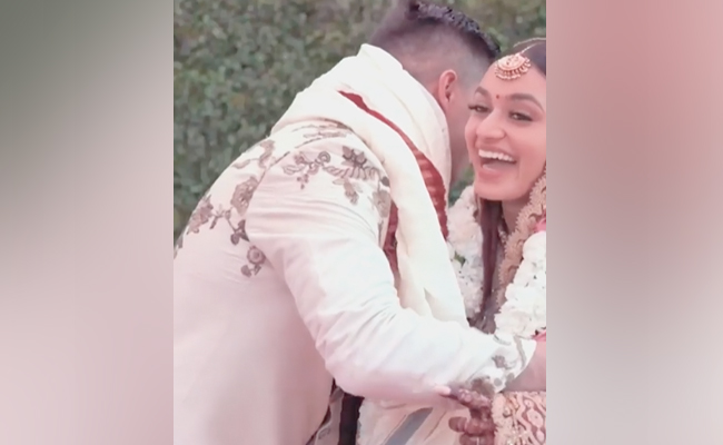 शादी के दौरान दूल्हे ने झुक कर छुए दुल्हन के पैर, स्टीरियोटाइप को तोड़ता यह वीडियो खूब किया जा रहा है पसंद