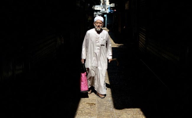 Palestinians Protest As Jerusalem Refugee Camp Locked Down