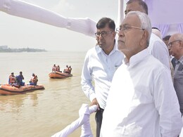 गंगा में जेपी सेतु से टकराया सीएम नीतीश कुमार का स्टीमर, घटना में बाल-बाल बचे गंगा में जेपी सेतु से टकराया सीएम नीतीश कुमार का स्टीमर, घटना में बाल-बाल बचे