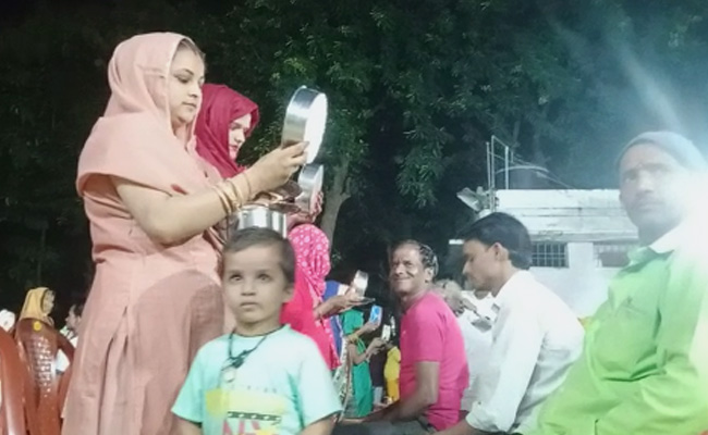 Video : अलीगढ़ की जेल में धूमधाम के साथ मनाया गया करवा चौथ