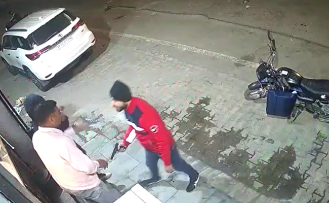 Video: Man Loses Toyota Fortuner At Gunpoint On Busy Delhi Road
