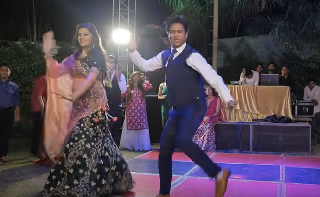 सगाई होने के बाद कपल ने डांस फ्लोर पर कुछ यूं लगाई आग, लोग बोले- लड़की देखने आए थे लड़के ने धो दिया...देखें VIDEO 