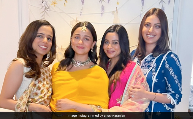 Inside Alia Bhatt's Baby Shower With Kapoors, Bhatts And Friends