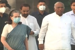 Sonia Gandhi, Mallikarjun Kharge Pay Tribute To Mahatma Gandhi At Delhi's Rajghat Sonia Gandhi, Mallikarjun Kharge Pay Tribute To Mahatma Gandhi At Delhi's Rajghat