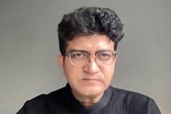 एंथम सॉन्ग स्वास्थ्य के प्रति हमारी प्रतिबद्धता की याद दिलाता है: प्रसून जोशी एंथम सॉन्ग स्वास्थ्य के प्रति हमारी प्रतिबद्धता की याद दिलाता है: प्रसून जोशी