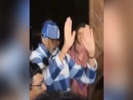 VIDEO: अमिताभ के बंगले जलसा के बाहर देर रात उमड़ी फैन्स की भीड़, खूबसूरत पल को कैमरे में कैद करती दिखीं नातिन नव्या  VIDEO: अमिताभ के बंगले जलसा के बाहर देर रात उमड़ी फैन्स की भीड़, खूबसूरत पल को कैमरे में कैद करती दिखीं नातिन नव्या