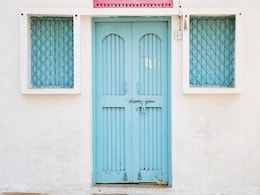 वास्तु के अनुसार घर के मुख्य द्वार पर ये 4 चीजें रखना माना जाता है शुभ, आती है सुख-समृद्धि वास्तु के अनुसार घर के मुख्य द्वार पर ये 4 चीजें रखना माना जाता है शुभ, आती है सुख-समृद्धि