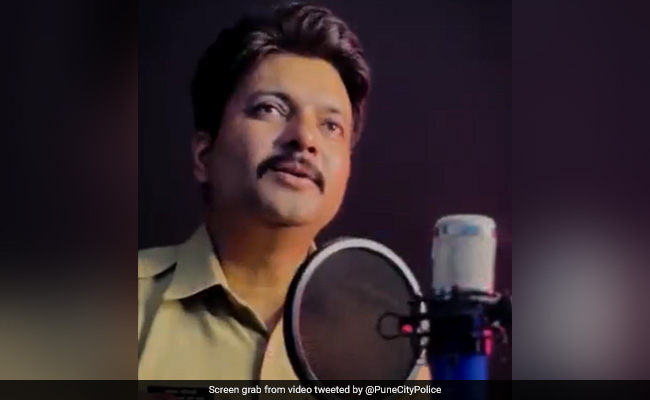 Pune Constable's Beautiful Rendition Of <i>"Desh Mere"</i> Impresses Internet