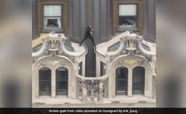 23 मंजिला इमारत की छत को आराम से कूदते हुए पार कर रहा था शख्स, रोंगटे खड़े कर देने वाला Video वायरल