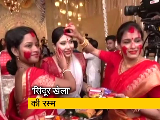 सिंदूर खेला संग माता की विदाई, देखिए महिलाओं का जश्न