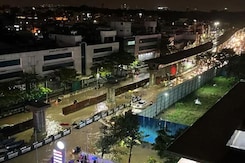Heavy Rain Batters Bengaluru, Many Roads Flooded, Cars Damaged Heavy Rain Batters Bengaluru, Many Roads Flooded, Cars Damaged