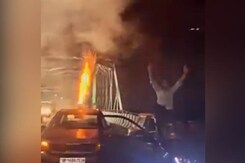 वायरल वीडियो : यूपी में हाईवे पर कार की छत पर 2 छात्रों ने की आतिशबाजी, गिरफ्तार वायरल वीडियो : यूपी में हाईवे पर कार की छत पर 2 छात्रों ने की आतिशबाजी, गिरफ्तार