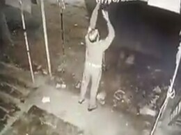 यूपी : दुकान के बाहर लगा बल्ब चुराने वाला दारोगा निलंबित, VIDEO वायरल होने पर हुआ एक्शन यूपी : दुकान के बाहर लगा बल्ब चुराने वाला दारोगा निलंबित, VIDEO वायरल होने पर हुआ एक्शन