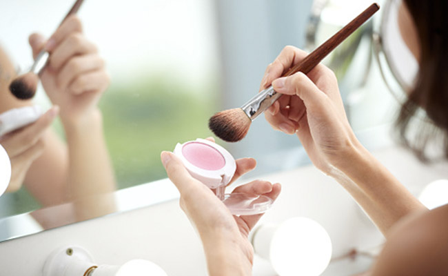 इन बेसिक मेकअप स्टेप्स को मिनटों में सीख सकती हैं आप, सेलेब्स की तरह कर पाएंगी आप भी Makeup 