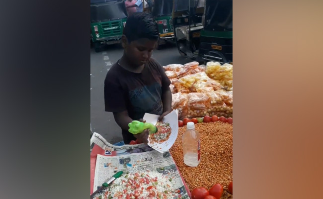 सड़क पर झालमु़ड़ी बेचते हुए बच्चे का वीडियो हुआ वायरल, लोगों ने कहा- ज़िम्मेदारियां सिखा देती हैं