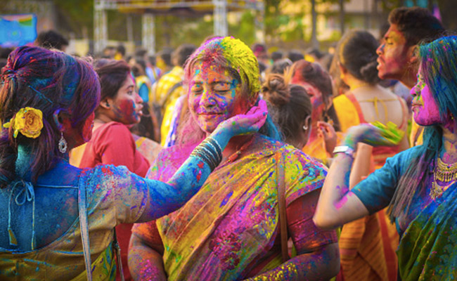 Holi date 2023 : इस बार कब पड़ रही है होली, यहां जानें दहन की तिथि, शुभ मुहूर्त और महत्व