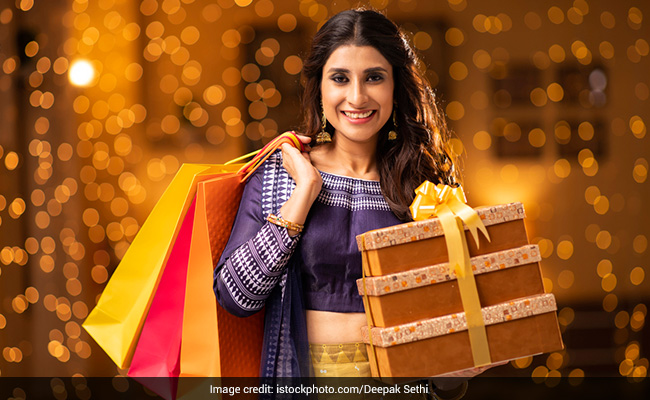इस तरह करें त्योहारों की शॉपिंग में बजट को मैनेज, पसंद की चीजें खरीद पाएंगी और जेब पर भी नहीं पड़ेगी मार