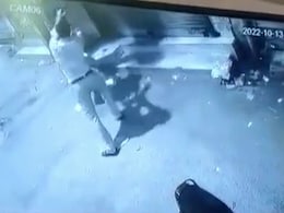 सीसीटीवी कैमरे में कैद हुई दो गुटों की खूनी झड़प में घायल हुए युवक की मौत सीसीटीवी कैमरे में कैद हुई दो गुटों की खूनी झड़प में घायल हुए युवक की मौत