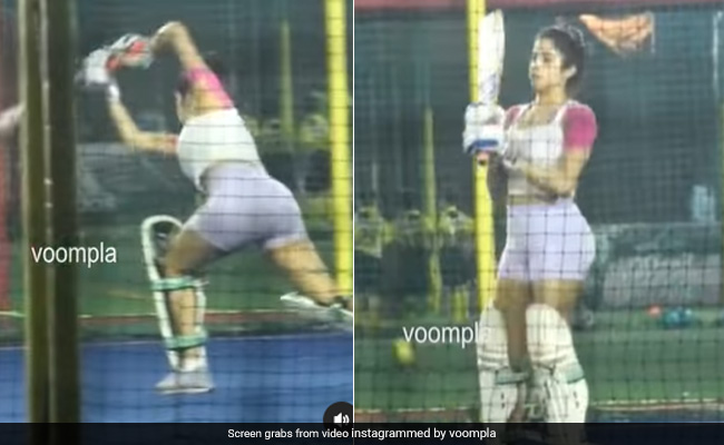 रात को क्रिकेट खेलती नजर आईं जाह्नवी कपूर, देखकर फैंस बोले- 'अब महिला क्रिकेट ऊपर जाने वाला है'