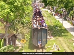 ट्रेन की छत पर बैठकर खतरनाक तरीके से सफर कर रहे थे लोग, अकेले बैठे चाचा पर अटक गईं सबकी नज़रें ट्रेन की छत पर बैठकर खतरनाक तरीके से सफर कर रहे थे लोग, अकेले बैठे चाचा पर अटक गईं सबकी नज़रें