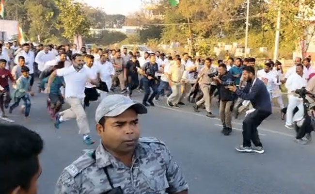 VIDEO : ...जब राहुल गांधी ने स्कूली बच्चों के साथ लगाई दौड़, पीछे-पीछे दौड़ने लगे सुरक्षाकर्मी और अन्य लोग