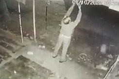 यूपी : दुकान के बाहर लगा बल्ब चुराने वाला दारोगा किया गया निलंबित यूपी : दुकान के बाहर लगा बल्ब चुराने वाला दारोगा किया गया निलंबित