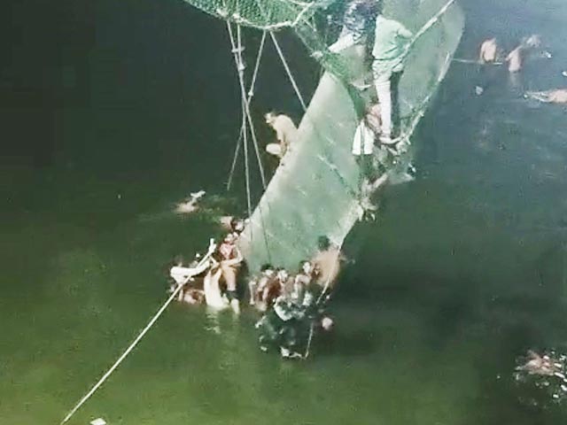 गुजरात पुल हादसे में 141 की मौत : 10 बातों में पूरी जानकारी