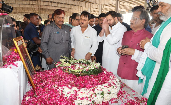 जमीन से जुड़े जननेता की पूंजी क्या होती है, नेताजी की अंतिम यात्रा में देखा: तेजस्‍वी यादव