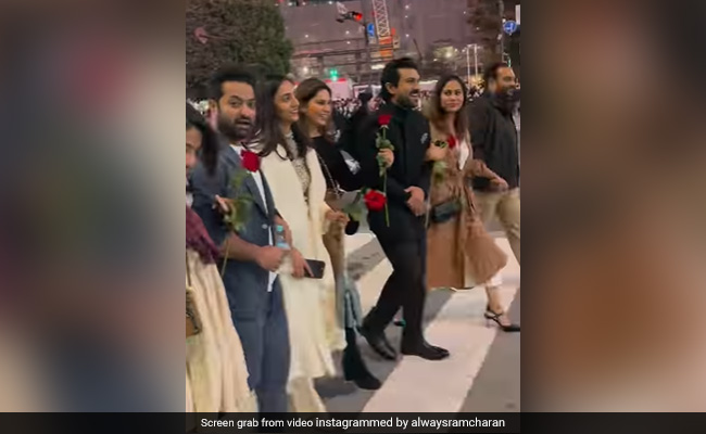 जापान की सड़कों में गुलाब के फूल लेकर घूमते दिखे रामचरण और जूनियर एनटीआर, जानें क्या है पूरा माजरा