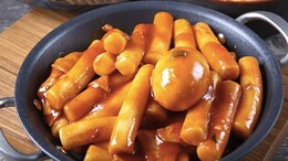 Spicy Korean Rice Cake Will Make Your K-Drama Binge Sessions Worthwhile- Recipe Video