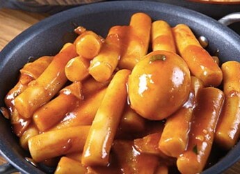 Spicy Korean Rice Cake Will Make Your K-Drama Binge Sessions Worthwhile- Recipe Video Spicy Korean Rice Cake Will Make Your K-Drama Binge Sessions Worthwhile- Recipe Video