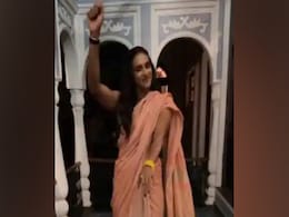पीवी सिंधु ने ट्रेडिंग जिगल- जिगल पर साड़ी पहन कर किया मजेदार डांस, फैंस बोले- कमाल की डांसर   पीवी सिंधु ने ट्रेडिंग जिगल- जिगल पर साड़ी पहन कर किया मजेदार डांस, फैंस बोले- कमाल की डांसर