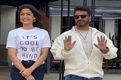 फिल्म निर्माता विकास बहल के साथ स्पॉट हुईं रश्मिका मंदाना फिल्म निर्माता विकास बहल के साथ स्पॉट हुईं रश्मिका मंदाना