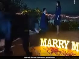 बॉयफ्रेंड ने किया गर्लफ्रेंड को प्रपोज, रिंग पहनाने ही वाला था कि भालू ने की एंट्री, फिर जो हुआ देखिए वीडियो बॉयफ्रेंड ने किया गर्लफ्रेंड को प्रपोज, रिंग पहनाने ही वाला था कि भालू ने की एंट्री, फिर जो हुआ देखिए वीडियो