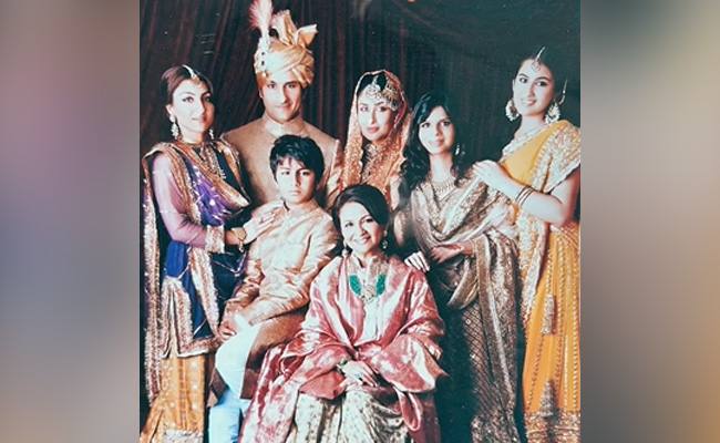 On Kareena Kapoor-Saif Ali Khan's 10th Wedding Anniversary, Wishes From Soha And Saba