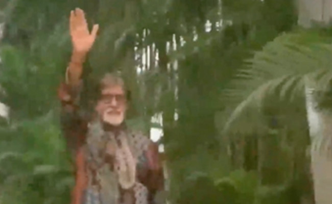 Watch: Amitabh Bachchan, 80 Today, Greets Fans Outside Jalsa With A <i>Namaste</i>
