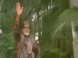 ढोल-नगाड़ों के साथ अमिताभ बच्चन के घर के बाहर लगा फैंस का जलसा, बिग बी ने इस अंदाज में की सबसे मुलाकात ढोल-नगाड़ों के साथ अमिताभ बच्चन के घर के बाहर लगा फैंस का जलसा, बिग बी ने इस अंदाज में की सबसे मुलाकात