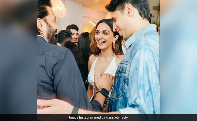 Viral Pic Of Kiara Advani And Sidharth Malhotra With Riteish Deshmukh At A Party
