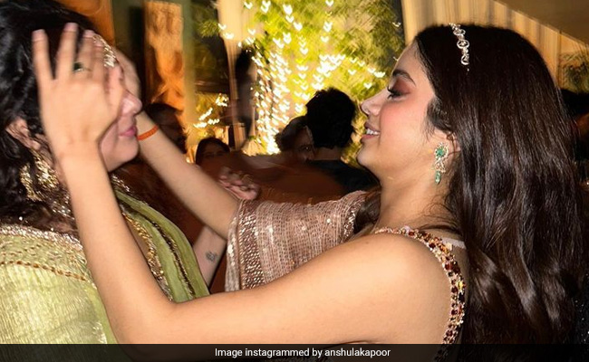 Janhvi And Anshula Kapoor In Candid Pics From Cousin Sonam's Diwali Party