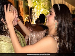 Janhvi And Anshula Kapoor In Candid Pics From Cousin Sonam's Diwali Party Janhvi And Anshula Kapoor In Candid Pics From Cousin Sonam's Diwali Party