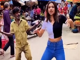 सुष्मिता सेन के हिट नंबर 'दिलबर-दिलबर' पर खूबसूरत सी लड़की कर रही थी डांस, तभी भीड़ से निकल एक आदमी लड़की को  देने लगा तगड़ा कॉम्पिटिशन...VIDEO सुष्मिता सेन के हिट नंबर 'दिलबर-दिलबर' पर खूबसूरत सी लड़की कर रही थी डांस, तभी भीड़ से निकल एक आदमी लड़की को  देने लगा तगड़ा कॉम्पिटिशन...VIDEO