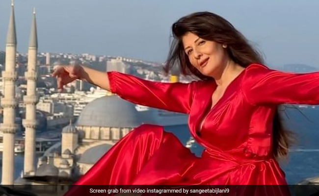 सलमान खान की एक्स गर्लफ्रेंड संगीता बिजलानी इस्तांबुल में करा रही थीं फोटोशूट तभी पक्षियों ने किया हमला, फिर जो हुआ देखिए वीडियो