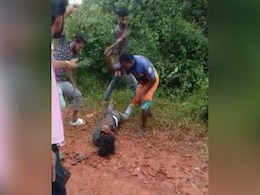 कर्नाटक : कथित रूप से लड़की से छेड़खानी करने वाले दो लोगों को भीड़ ने पीटा कर्नाटक : कथित रूप से लड़की से छेड़खानी करने वाले दो लोगों को भीड़ ने पीटा